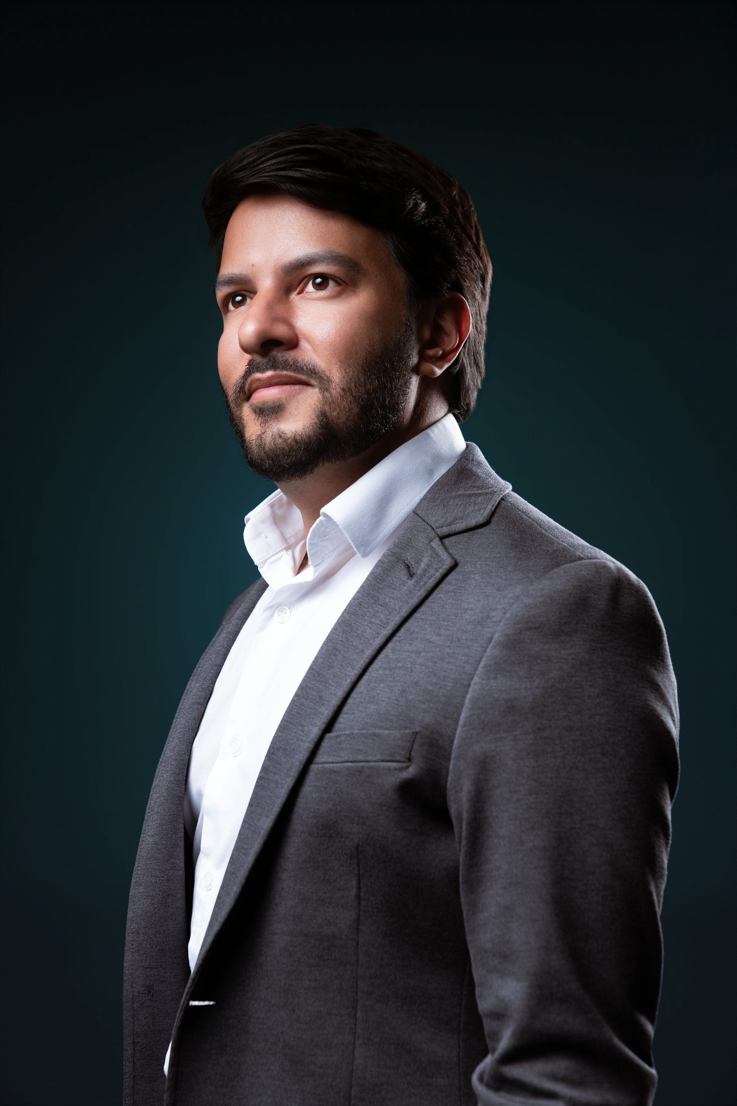 Retrato corporativo masculino com terno e iluminação de estúdio